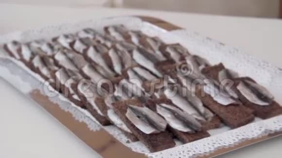 腌制鱼小吃视频的预览图