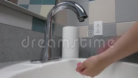 女子在公共洗手间洗手的动作视频的预览图