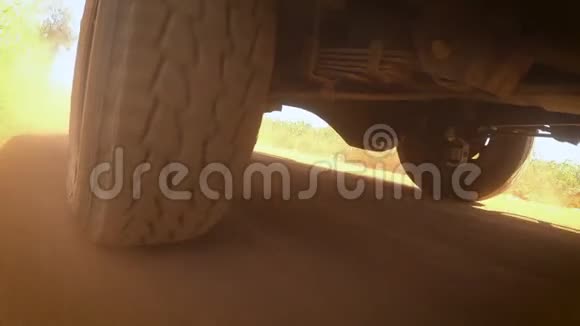 后轮4x44WD越野车皮卡车行驶在肮脏的地面上越野旅行在当地的道路上黄昏为Adven视频的预览图