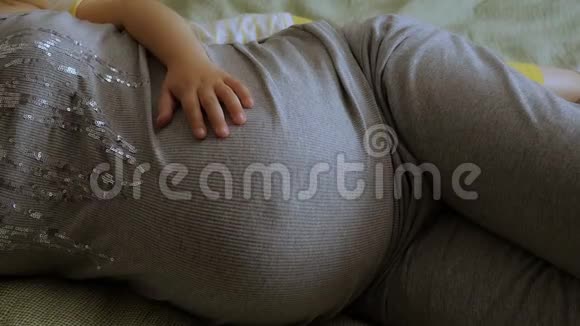 女儿抱着孕妈肚子视频的预览图