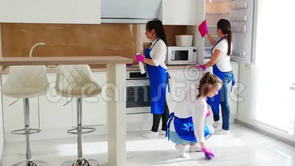 仔细清理厨房橱柜用粉红色手套擦拭污渍以便清洗专业清洁视频的预览图