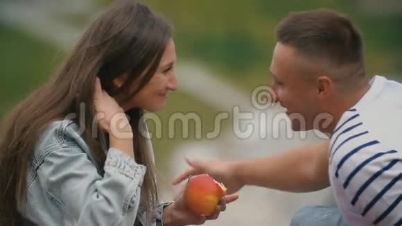 吃苹果的女孩视频的预览图