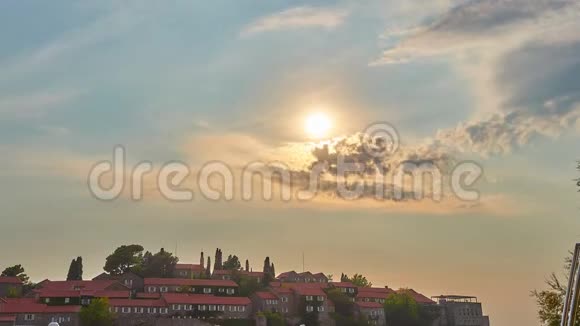 斯维蒂斯特凡的日落在黑山的伊斯莱特和度假村布德瓦里维埃拉巴尔干半岛亚得里亚海欧洲时光流逝视频的预览图