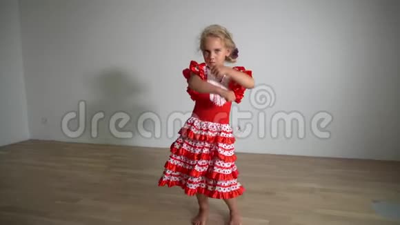 女孩戏谑地假装跳舞小孩穿着裙子玩得开心视频的预览图