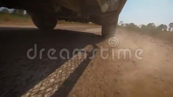 4x44WD越野越野车皮卡在肮脏的地面上行驶在当地道路上行驶黄昏时可进入广告视频的预览图
