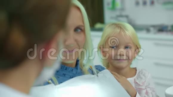牙医与母亲交谈女儿笑视频的预览图