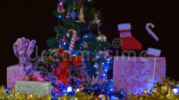 一棵漂亮的树上面装饰着糖果棒和圣诞铃视频的预览图