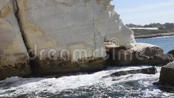 位于以色列罗什哈尼克拉的地中海岩石海岸视频的预览图