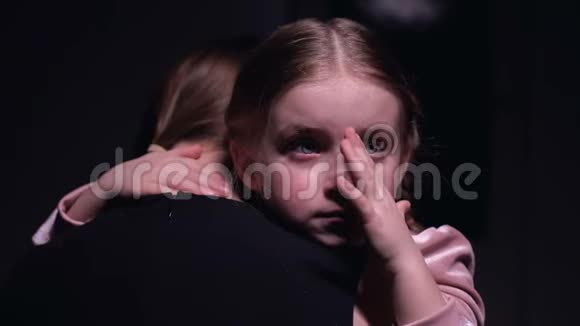 哭泣的小女孩擦眼泪拥抱母亲欺负受害者冒犯视频的预览图