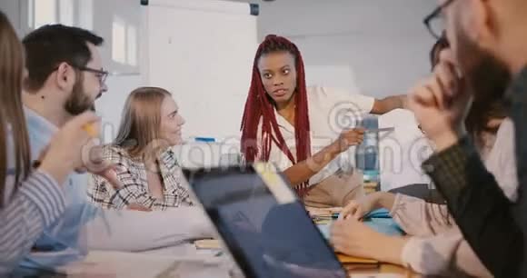 经验丰富的非裔美国开发公司老板妇女与多民族员工在现代办公室工作视频的预览图