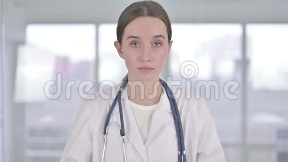 年轻女医生看镜头的肖像视频的预览图