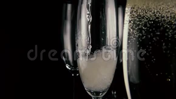 慢点三杯中的一杯倒着香槟酒视频的预览图