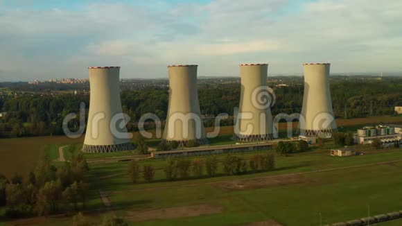 4座大型烟囱煤电厂的气丸视频的预览图