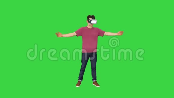 休闲游戏玩家舞蹈锁定嘻哈在VR耳机玩舞蹈游戏的绿色屏幕Chroma键视频的预览图