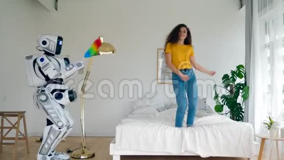 当一个女孩玩得开心的时候工作机器人会把家具弄脏未来主义概念视频的预览图