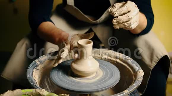 陶工用陶工车轮上的粘土做陶罐模型讲习班艺术概念视频的预览图