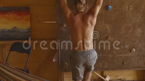 登山者温暖他的手臂和手指在自制的校园板上做表演视频的预览图