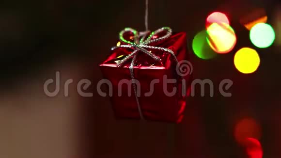 圣诞树上有礼物的小盒子视频的预览图