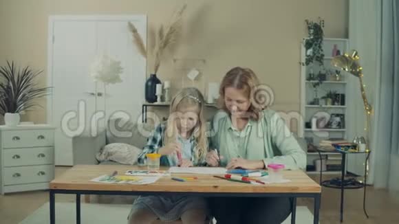 小女孩和奶奶一起画画视频的预览图
