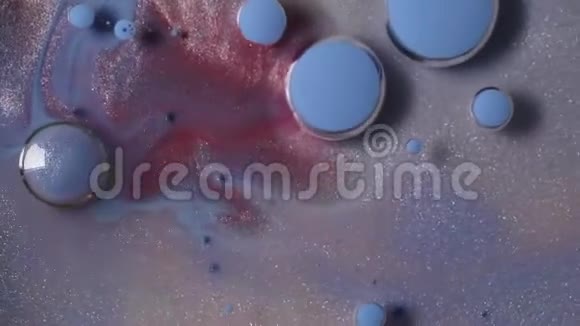 五彩斑斓的墨泡移动水下特写视频的预览图