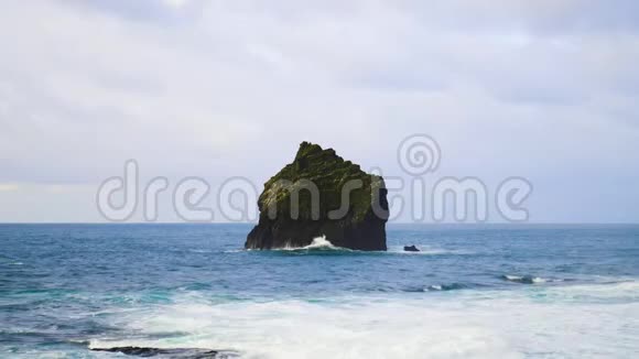 抽象个体背景概念孤独的岩石在海洋中一股强大的海浪冲击着一块大岩石视频的预览图