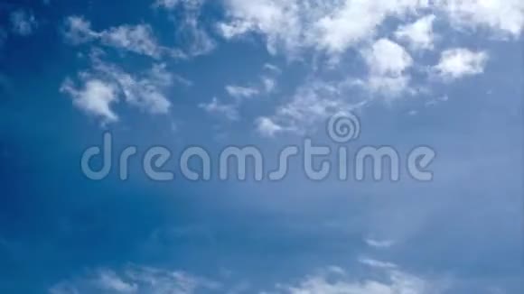 蓝天背景中的白云时间推移视频的预览图