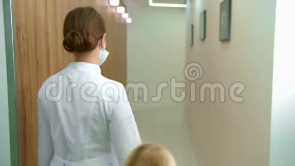 医生和女孩沿着走廊散步视频的预览图