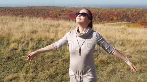 自由和独立避免真正的和日常的问题男人与自然的统一一个女人在阳光明媚的秋天视频的预览图