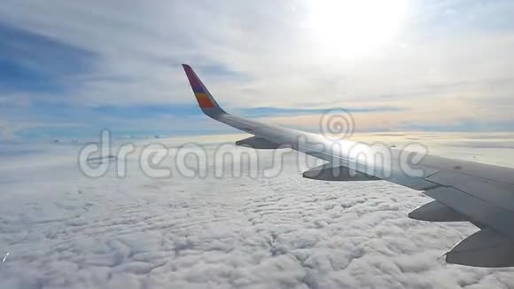 一架飞机飞过云层的翅膀视频的预览图