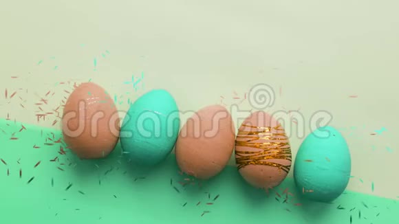 绿色和橙色的复活节彩蛋散落视频的预览图