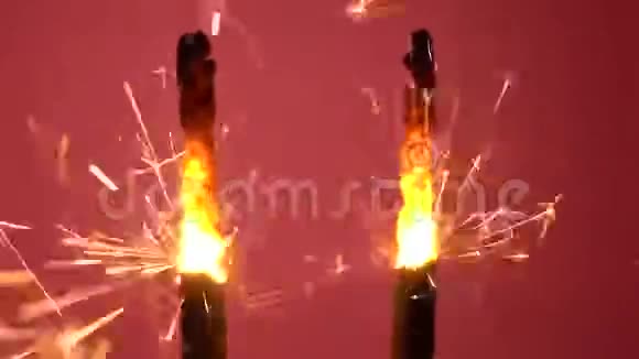 一个火花被点燃在红色背景下燃烧视频的预览图