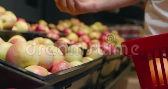 人们把苹果放进购物车时可以近距离观看人站立及取果的作物观视频的预览图
