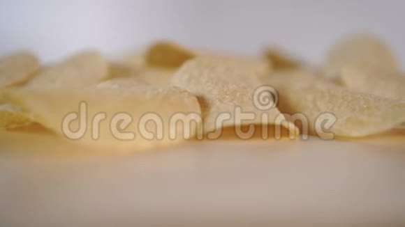 脆脆的薯片在木制表面旋转视频的预览图