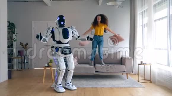 一个女人和一个机器人一起玩得很开心Cyborg和人类概念视频的预览图