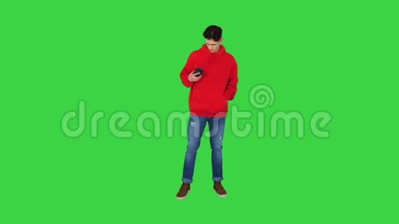 成功的年轻休闲男子在电话上收到好消息然后在绿色屏幕上跳舞Chroma键视频的预览图