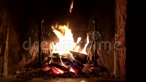 有燃烧和闪闪发光的火的壁炉视频的预览图