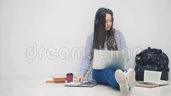 可爱的亚洲女孩坐在地板上参与考试的准备过程周围都是学习用品视频的预览图