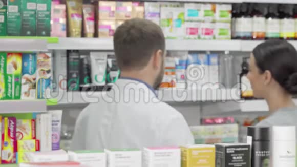 男药师和他的女顾客在讨论销售产品视频的预览图