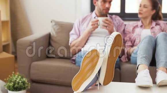 双脚在新家喝咖啡视频的预览图