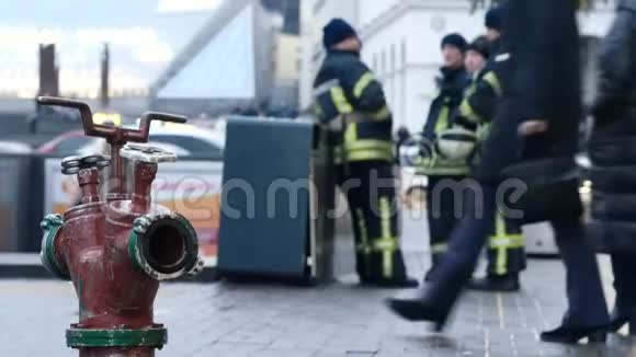 救援队准备使用下水道舱口的消防栓消防行动期间连接消火栓的水管视频的预览图