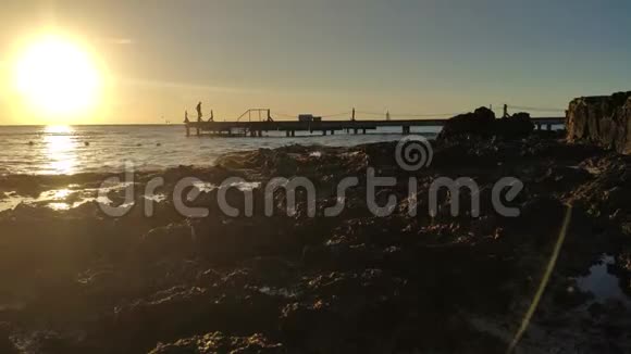 美丽的多米尼加日落在海上视频的预览图