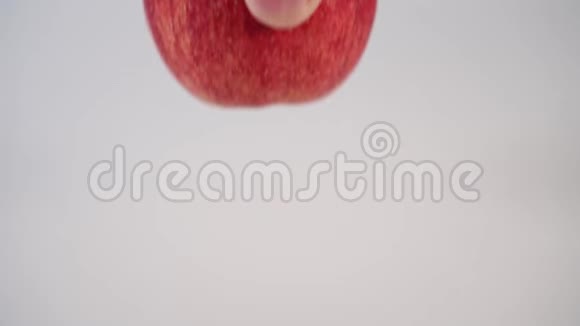 一个人把成熟的红苹果放在白色的桌子上视频的预览图