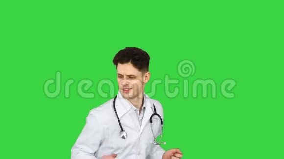 舞蹈医生在绿色屏幕上有一些新的想法Chroma键视频的预览图