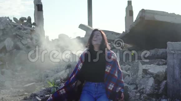 地震或自然灾害后吸烟废墟中的受害者画像视频的预览图