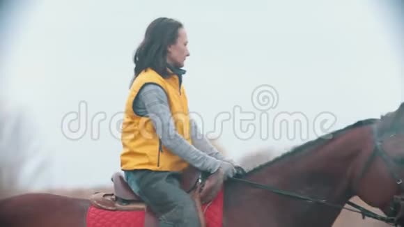 一个穿黄色背心的女人骑着一匹马视频的预览图
