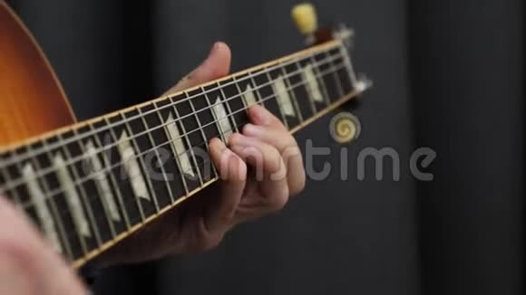 人的手指在弹吉他关闭吉他微动板和男性手演奏和弦专业吉他独奏音乐课视频的预览图