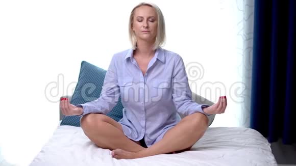 早上在床上放松瑜伽姿势的成年妇女视频的预览图