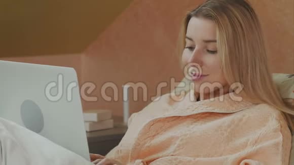 在医院使用笔记本电脑的女性患者的全长侧视图视频的预览图