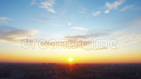 城市上空日出的鸟瞰图金色的黎明与蓝天地平线上的日落视频的预览图