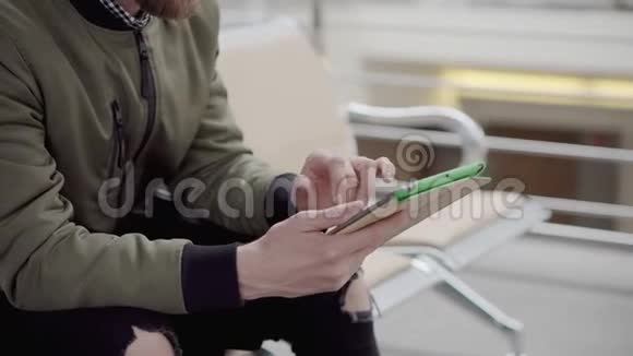在室内平板电脑上打字的人视频的预览图